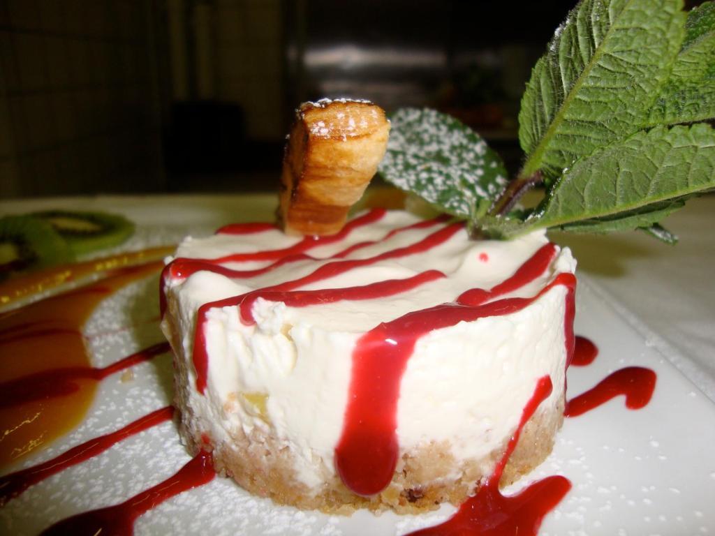 Hotel Restaurant De La Place Сен-Жан-д'Анжелі Екстер'єр фото